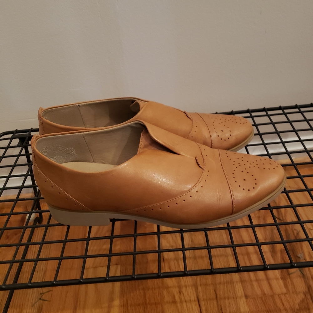 Women's Wingtip Shoes (Size 8, tan)